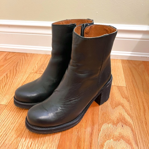 FRYE Karen Inside Zip Short - Picture 1 of 4